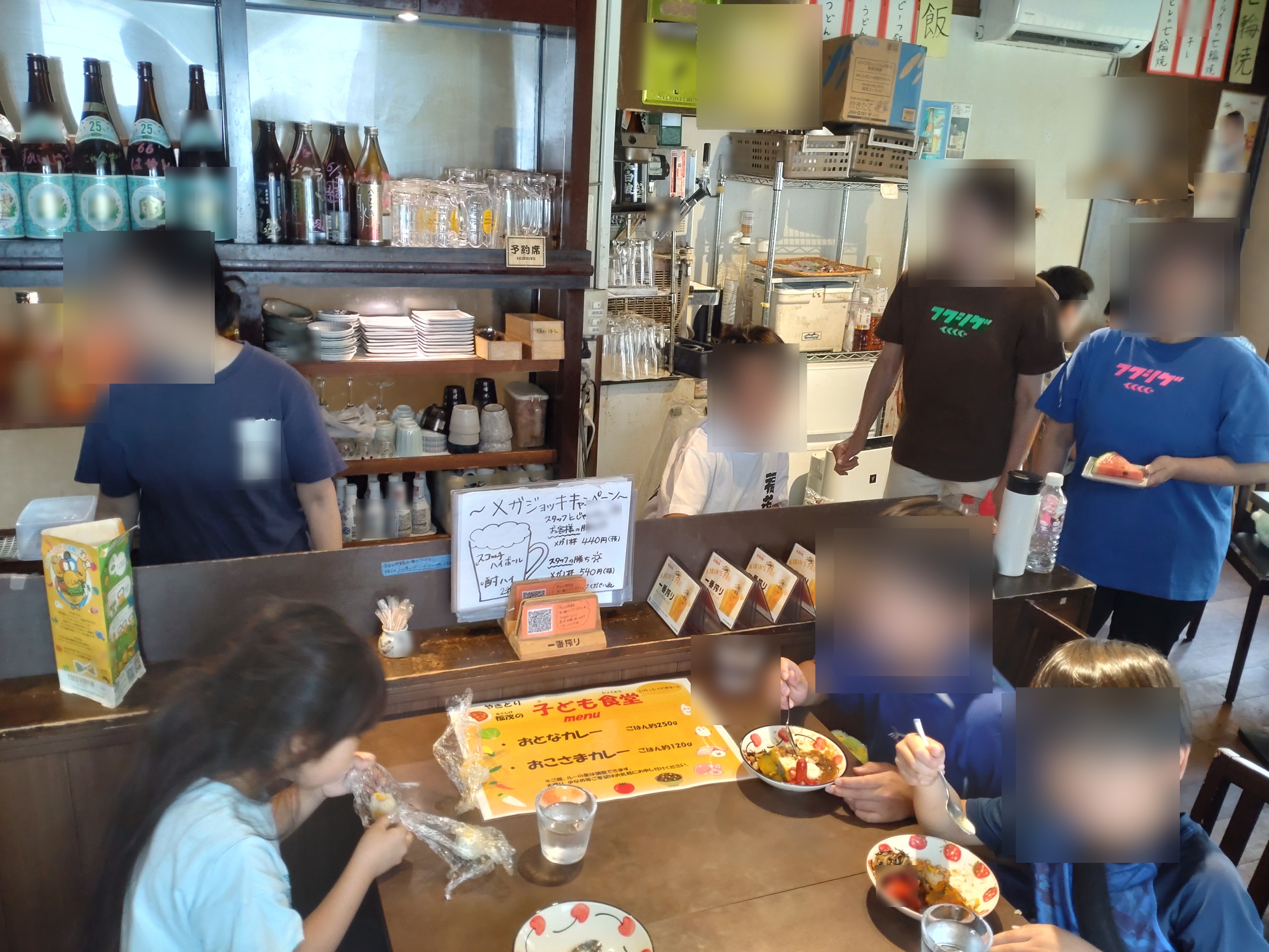 カウンターで食事をする子どもたちと福茂のスタッフ