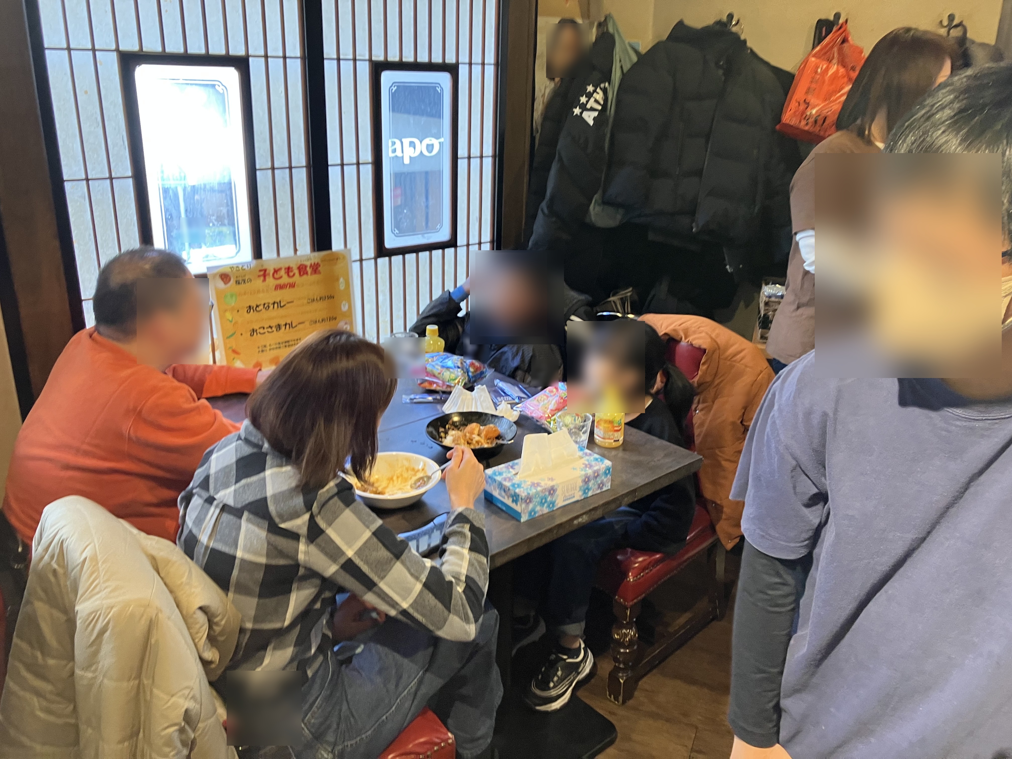 テーブルを囲む家族連れ