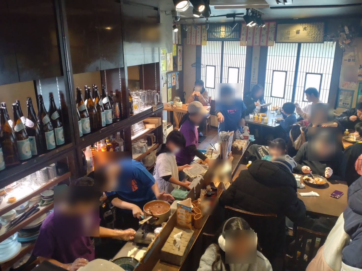 にぎわう店内のカウンター