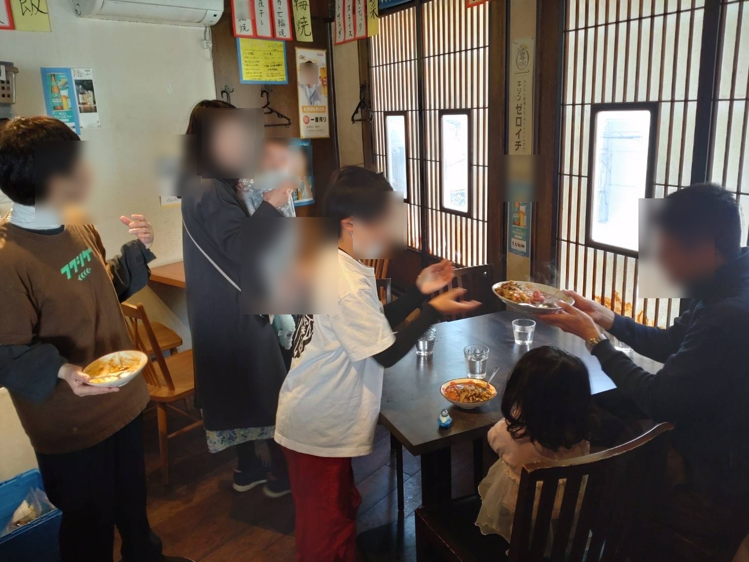 家族に料理を手渡すスタッフ