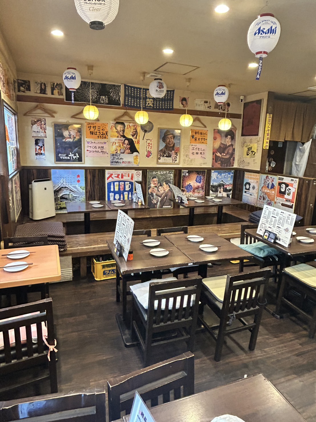 柴又店の店内。昭和のポスターに囲まれた座席