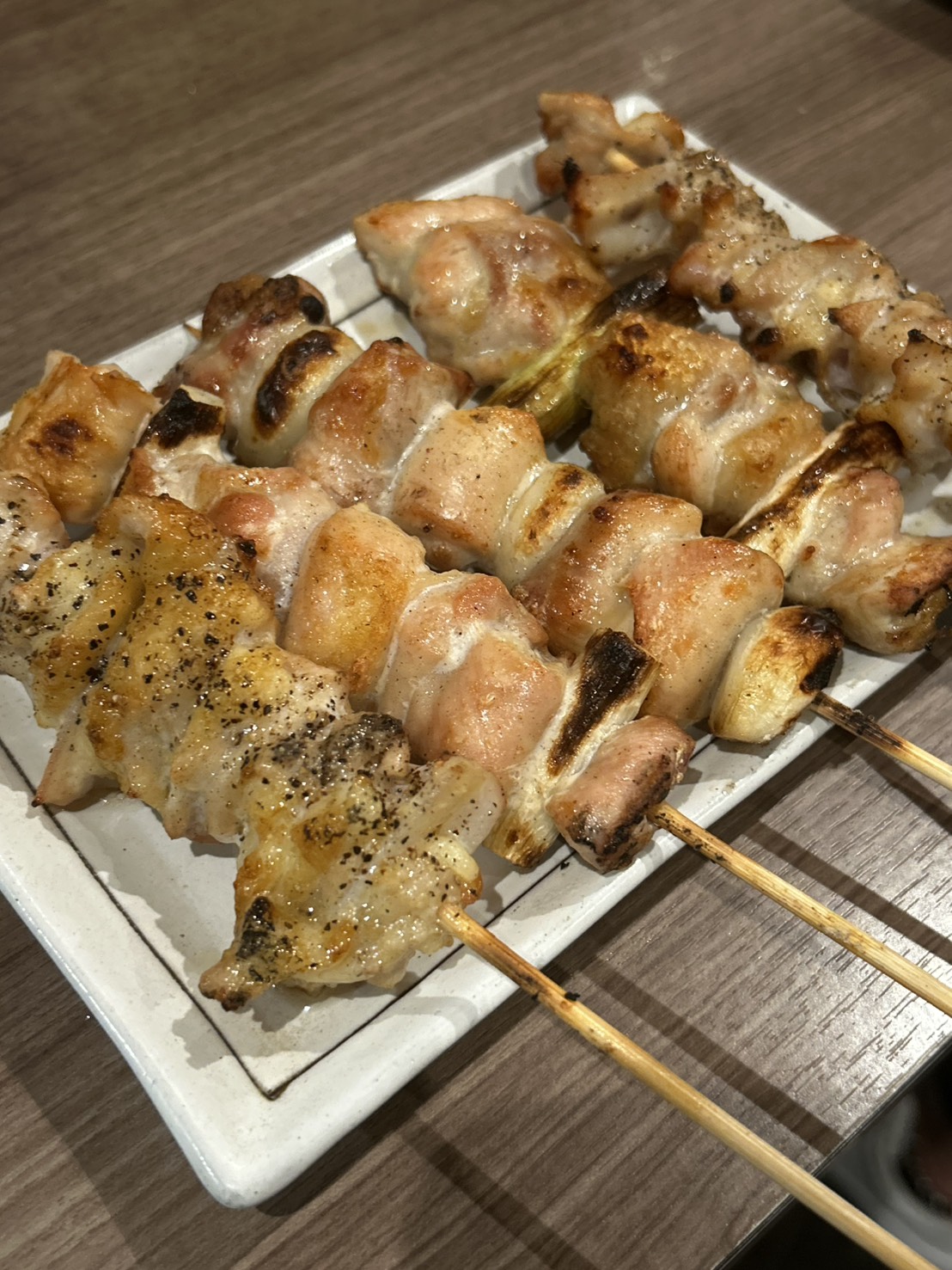 皿に盛られた塩の焼き鳥